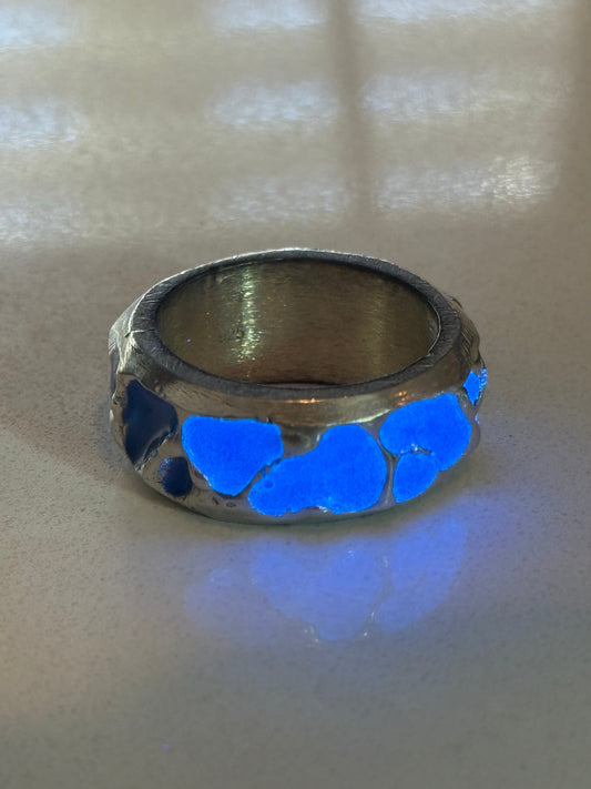 Glow enamel ring, glowing